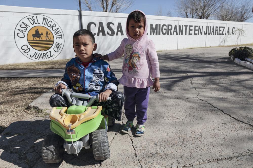 Dos niños migrantes en el patio de “La Casa del Migrante”, 