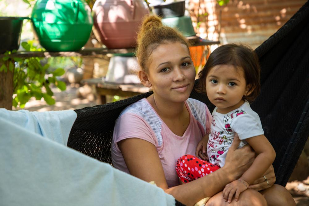 Imagen de una mama y su hija de El Salvador