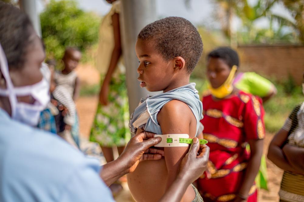 Un niño en Ruanda recibe un examen médico como parte de un programa diseñado para reducir la desnutrición infantil. 