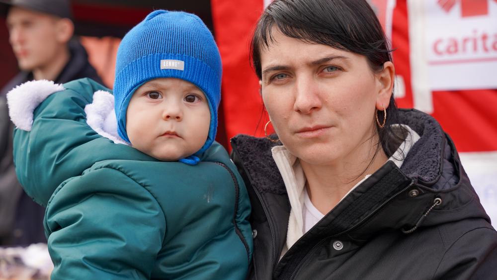 Una madre refugiada ucraniana y su hijo