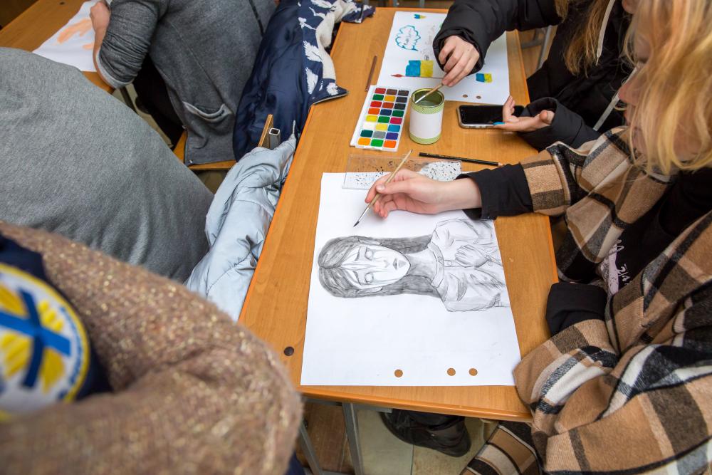 Young Ukrainian student draws picture of crying girl