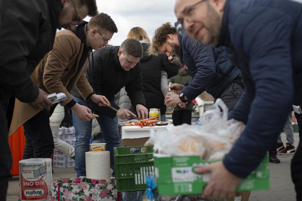 Refugees from Ukraine get necessities