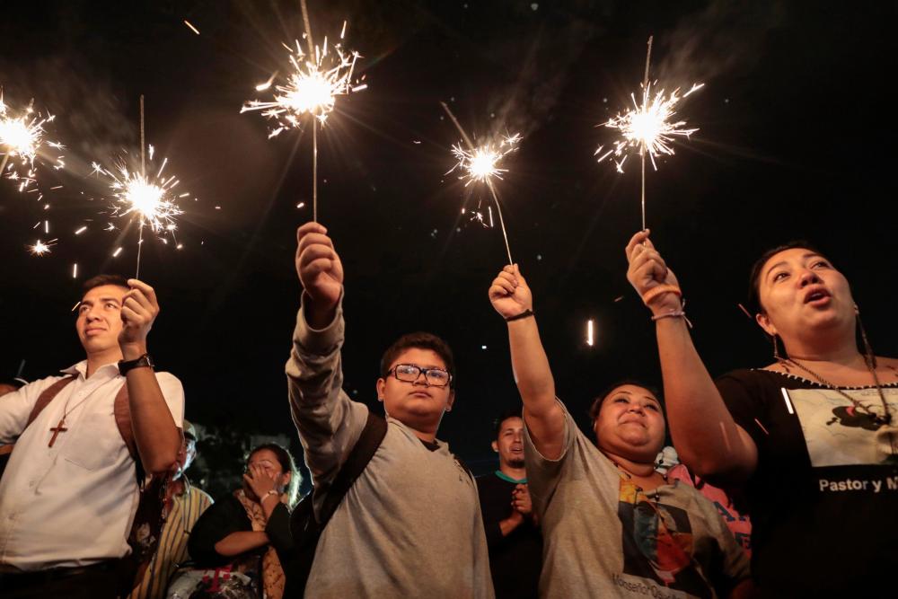 Un grupo de personas celebra con luces de bengala