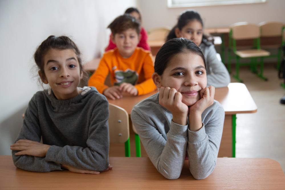 Niños desplazados romaníes reciben clases en Ucrania.