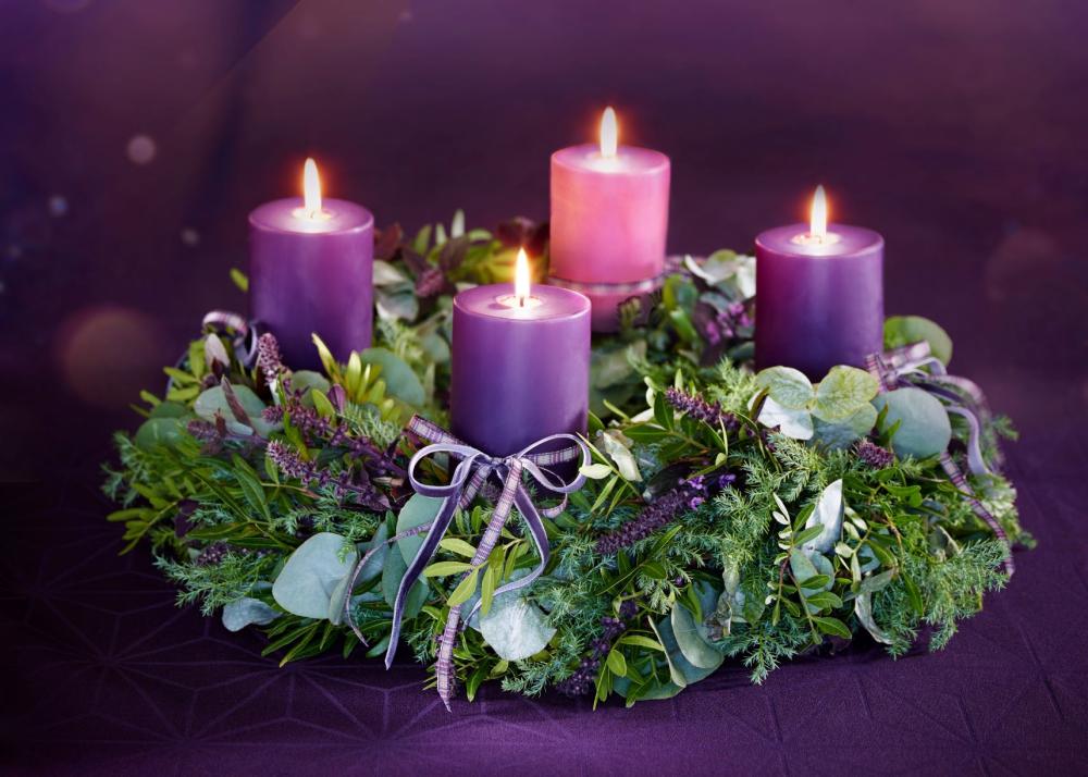 Advent wreath with all four candles lit