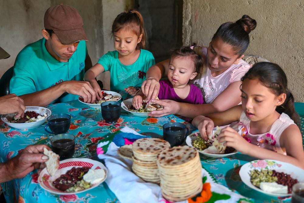 Familia comiendo jutntos en la mesa