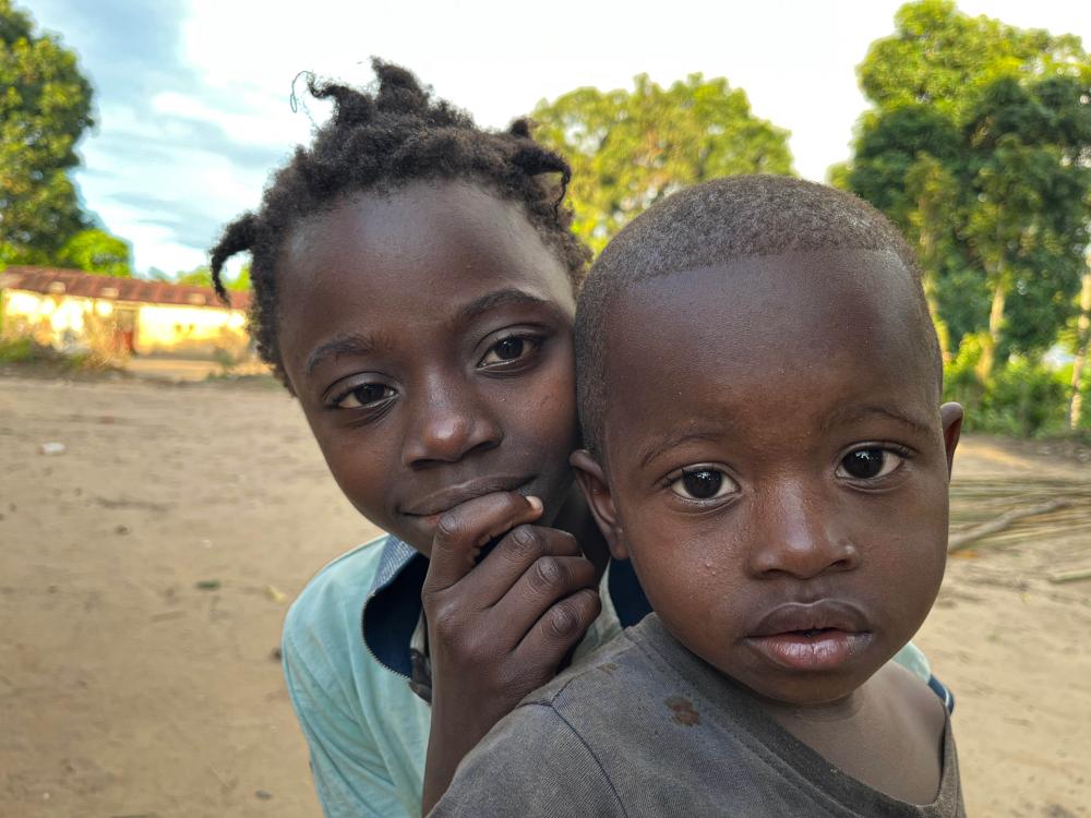 2 children looking at the camera