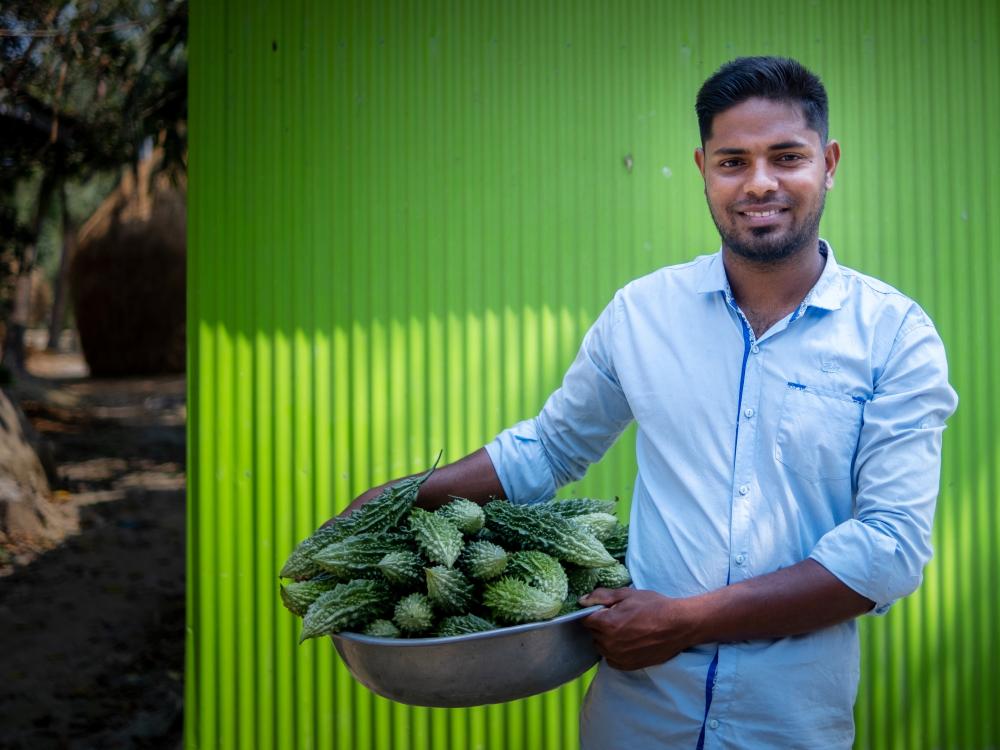 Un agricultor muestra verduras que ha cultivado